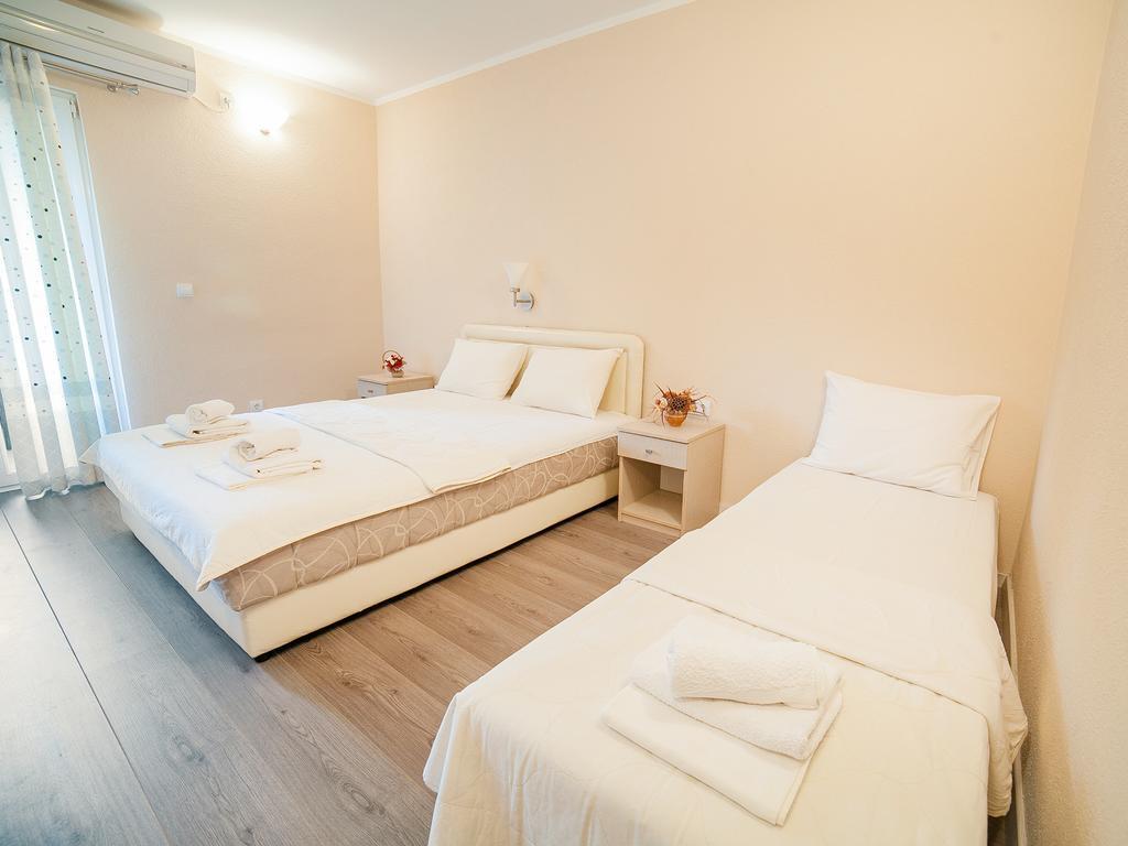 Pansion Nobel Hotel Petrovac Ruang foto