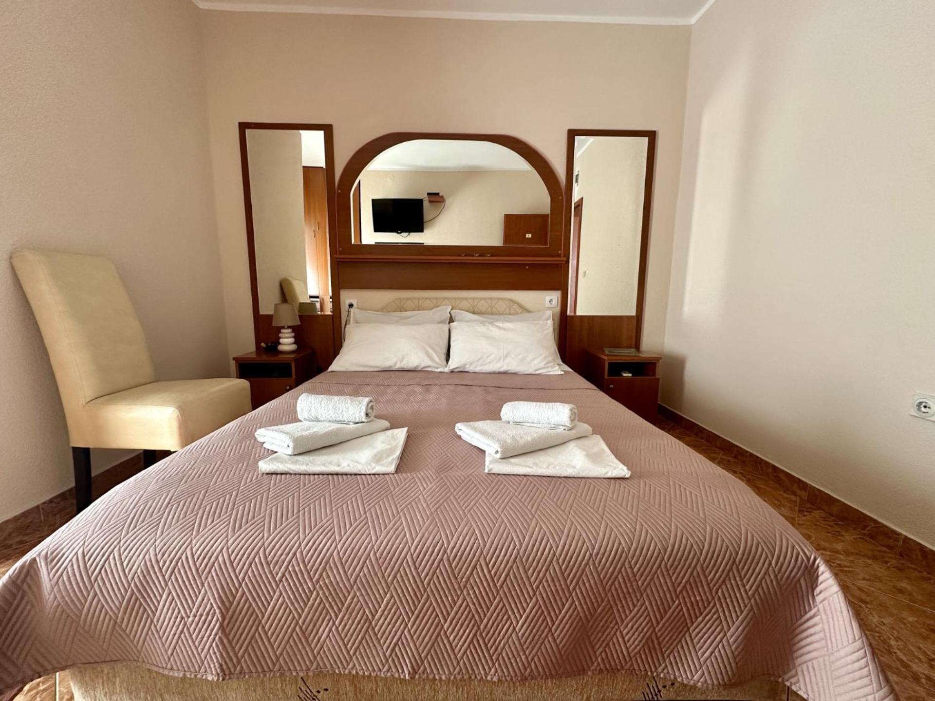 Pansion Nobel Hotel Petrovac Bagian luar foto