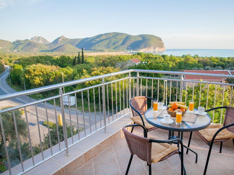 Pansion Nobel Hotel Petrovac Bagian luar foto