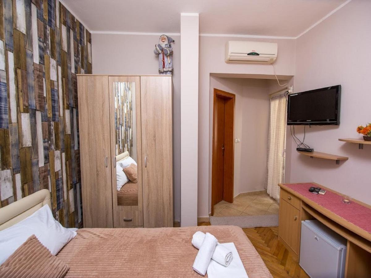 Pansion Nobel Hotel Petrovac Bagian luar foto